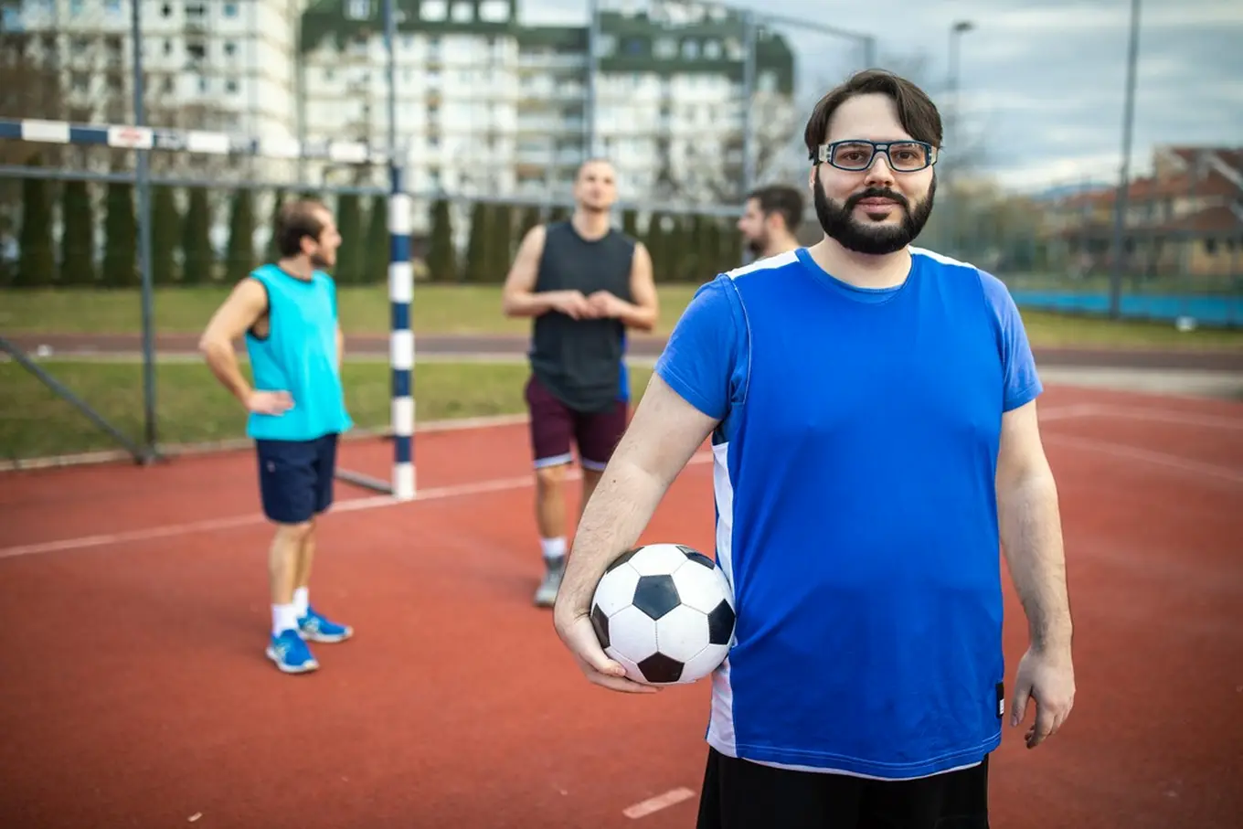 piłkarz w okularach sportowych